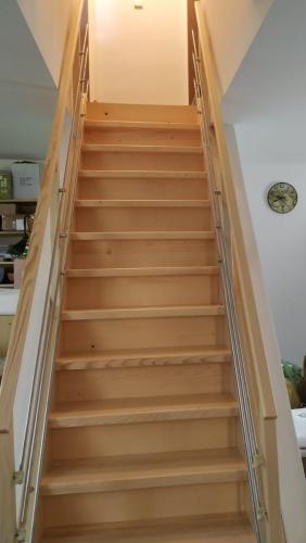 dřevěné schodiště do patra